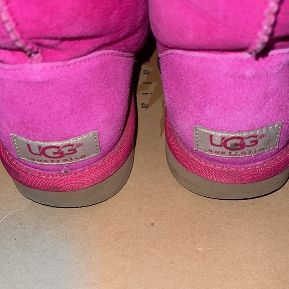 Woman used hot pink Uggs - Picture 4 of 5